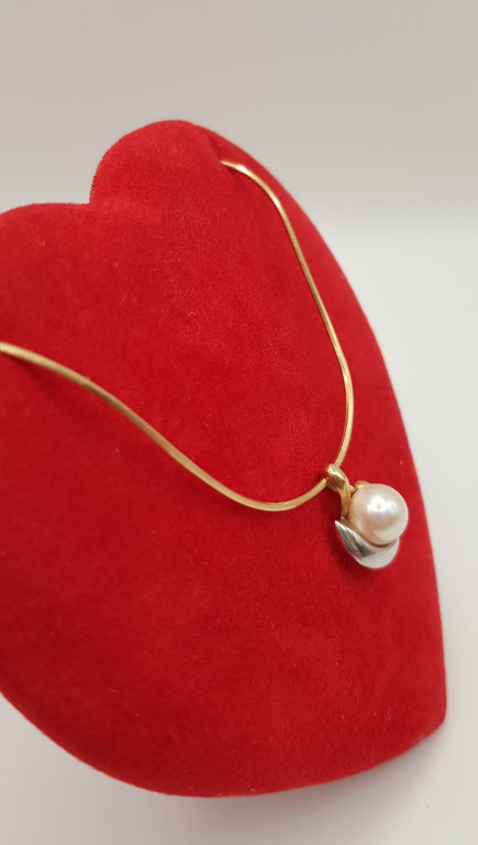 Collana in oro giallo con pendente perla