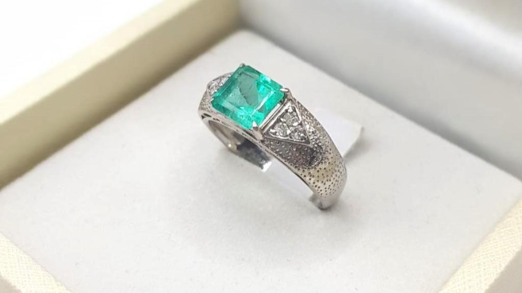 Anello platino con smeraldo e brillanti