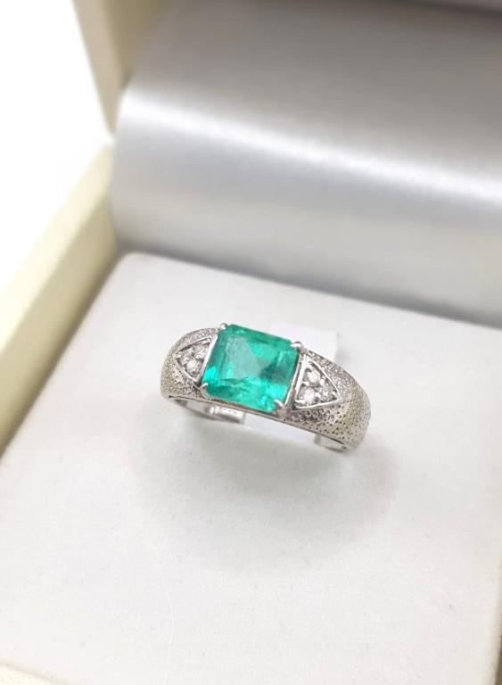 Anello platino con smeraldo e brillanti
