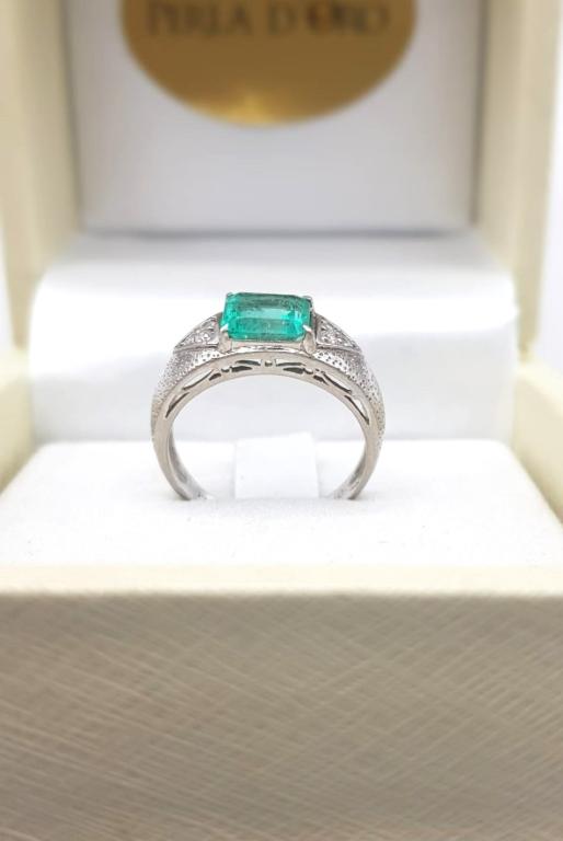 Anello platino con smeraldo e brillanti