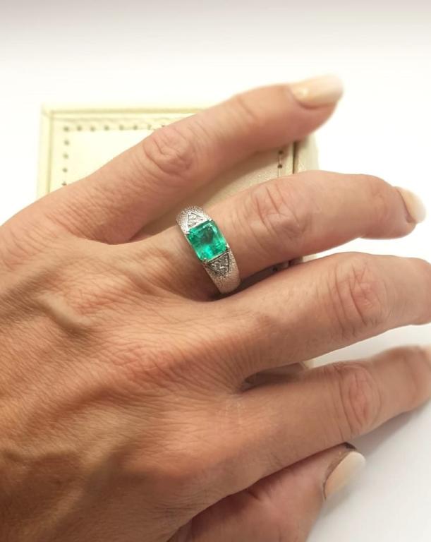 Anello platino con smeraldo e brillanti