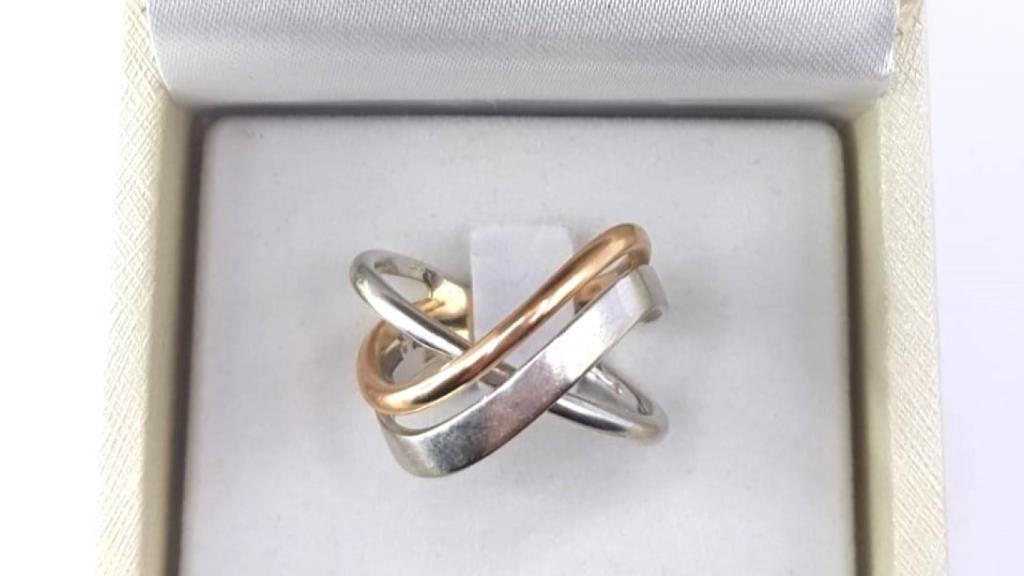 Anello ad intreccio ondulato