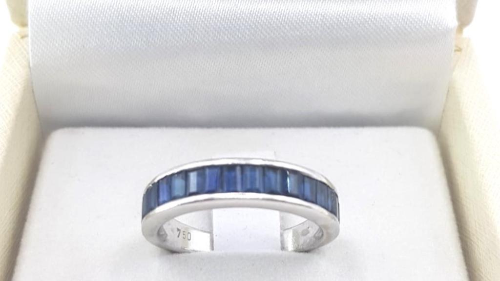 Anello con zaffiri blu