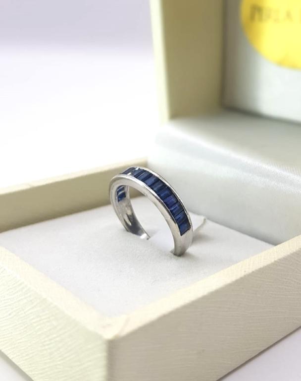 Anello con zaffiri blu