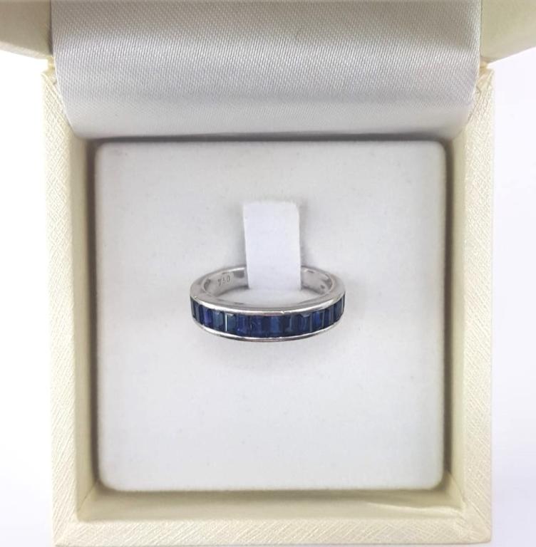 Anello con zaffiri blu