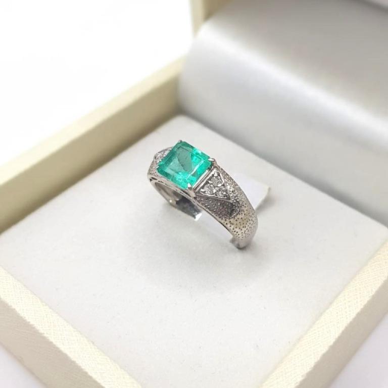 Anello platino con smeraldo e brillanti