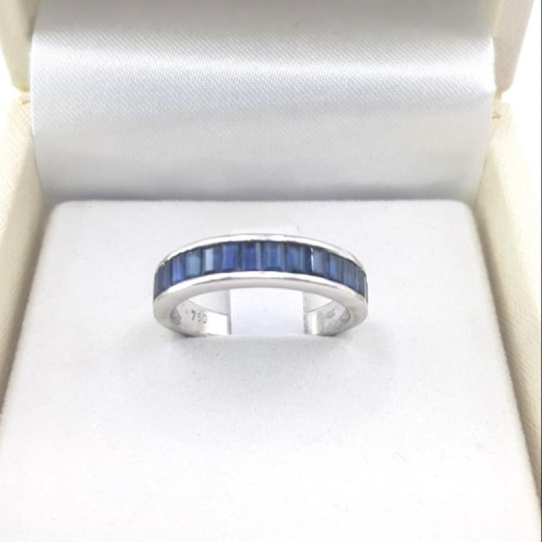 Anello con zaffiri blu