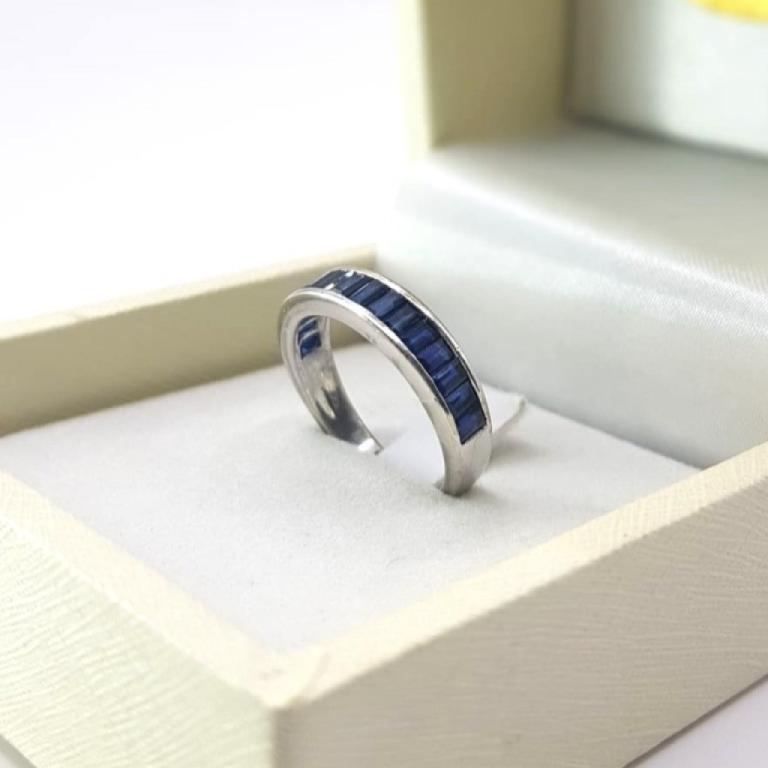Anello con zaffiri blu