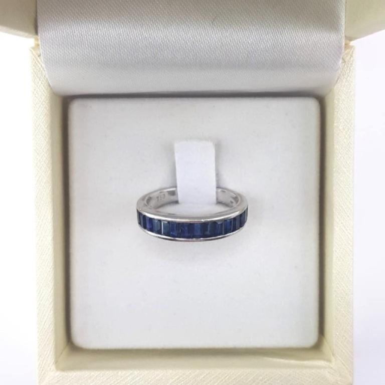 Anello con zaffiri blu