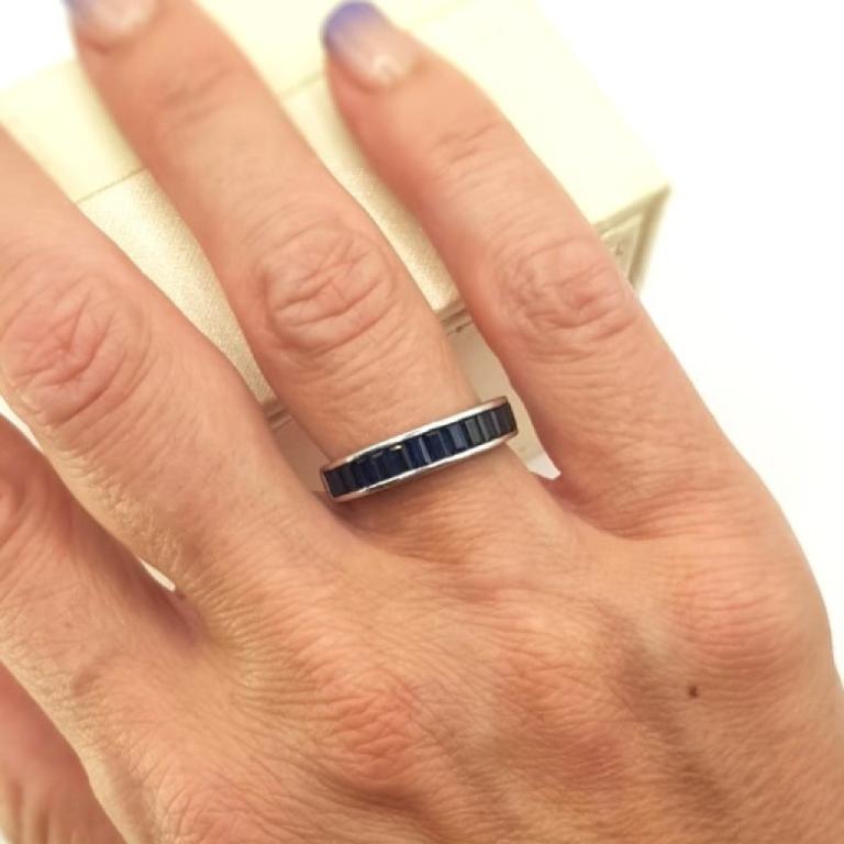 Anello con zaffiri blu