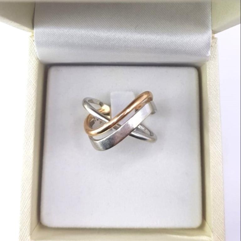 Anello ad intreccio ondulato
