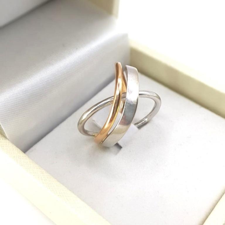 Anello ad intreccio ondulato