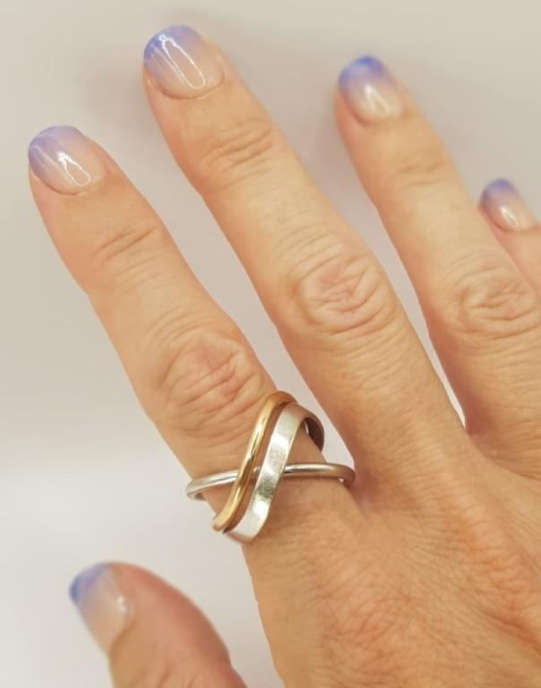 Anello ad intreccio ondulato