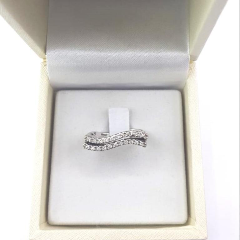 Anello ondulato con diamanti