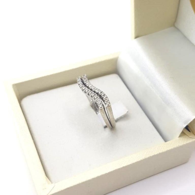 Anello ondulato con diamanti