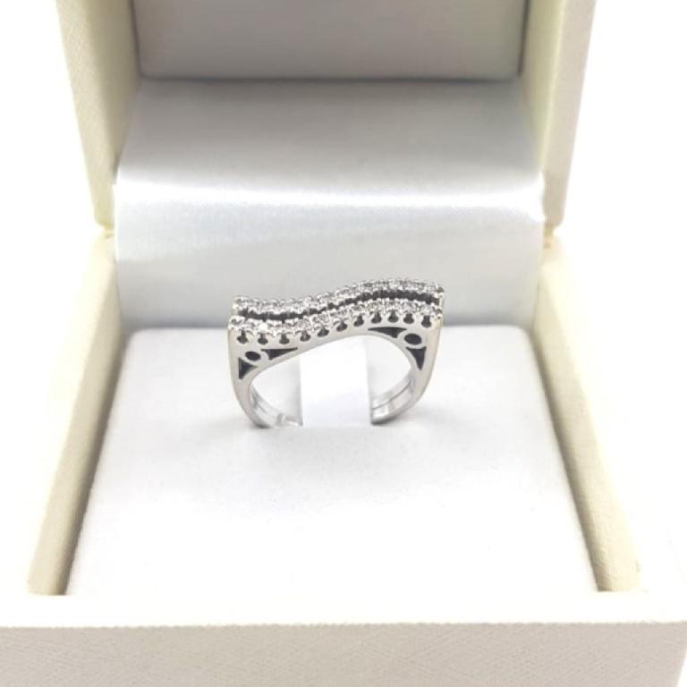 Anello ondulato con diamanti