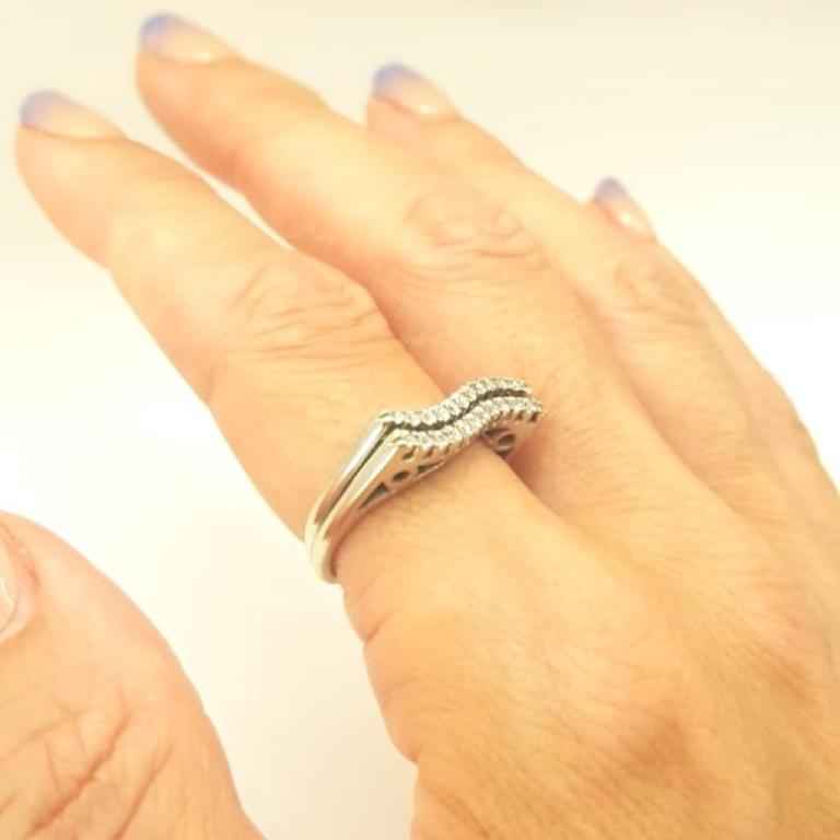Anello ondulato con diamanti