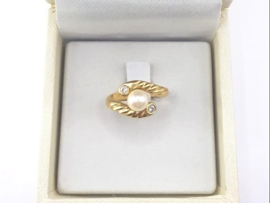 Anello con perla e diamanti