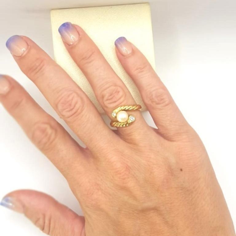 Anello con perla e diamanti