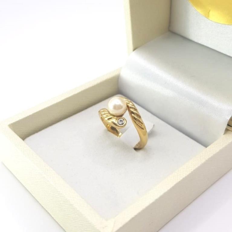 Anello con perla e diamanti