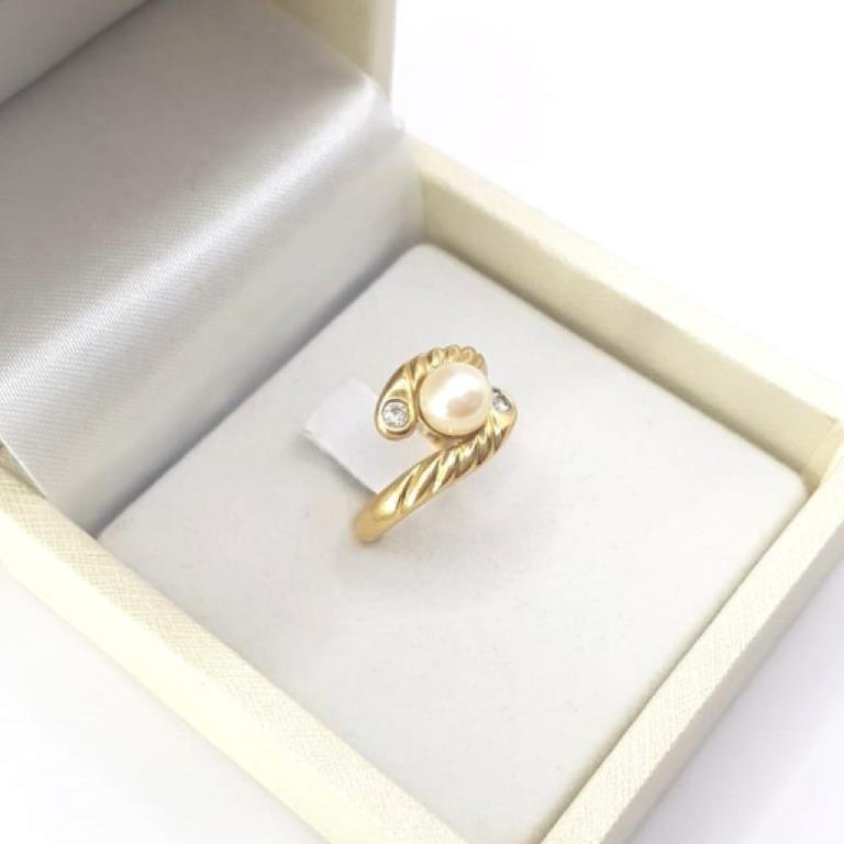 Anello con perla e diamanti