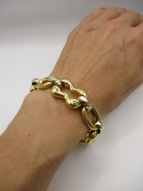 Bracciale con maglia a elementi sagomati
