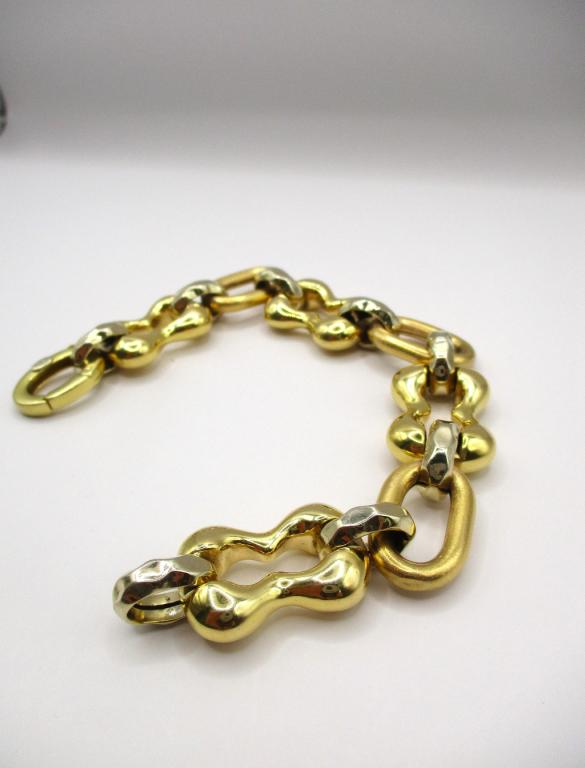 Bracciale con maglia a elementi sagomati